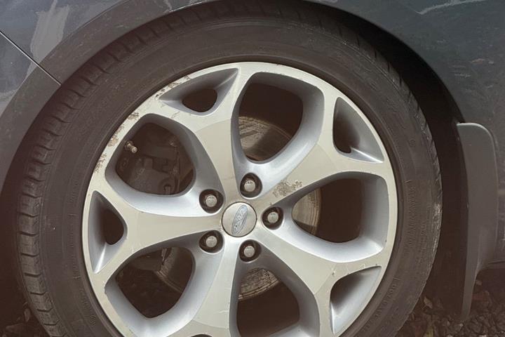 Grå Ford Mondeo fra 2009