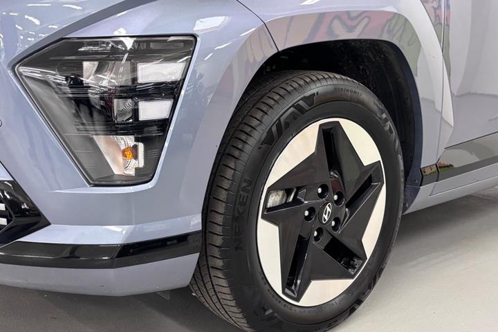 Blå Hyundai Kona fra 2024