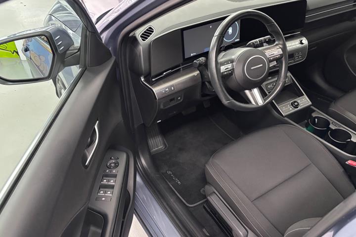 Blå Hyundai Kona fra 2024