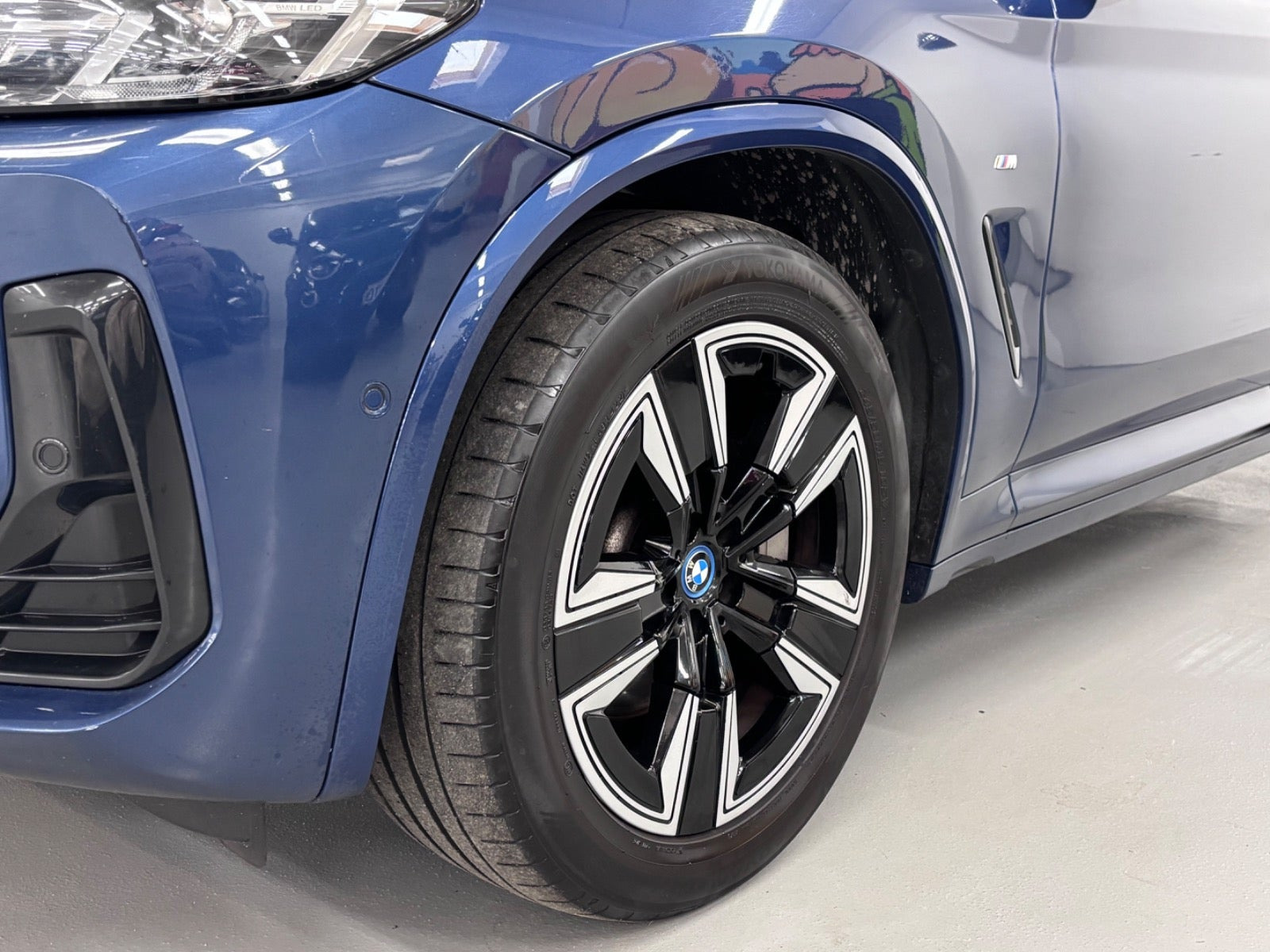 Blå BMW iX3 fra 2023