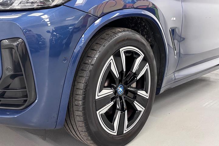 Blå BMW iX3 fra 2023