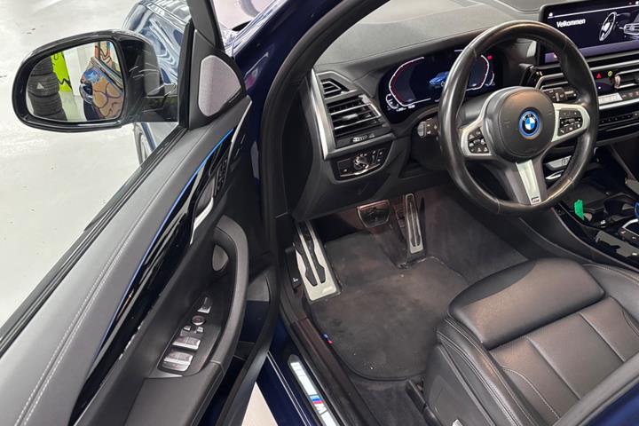 Blå BMW iX3 fra 2023