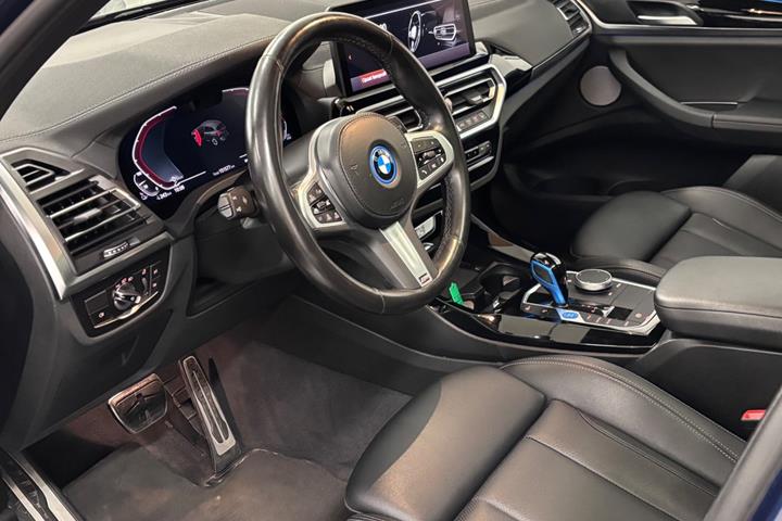 Blå BMW iX3 fra 2023