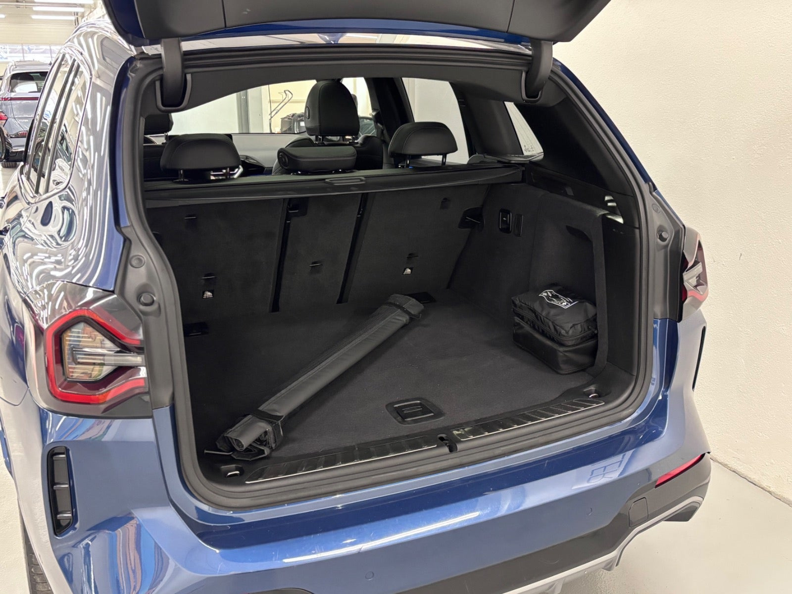 Blå BMW iX3 fra 2023