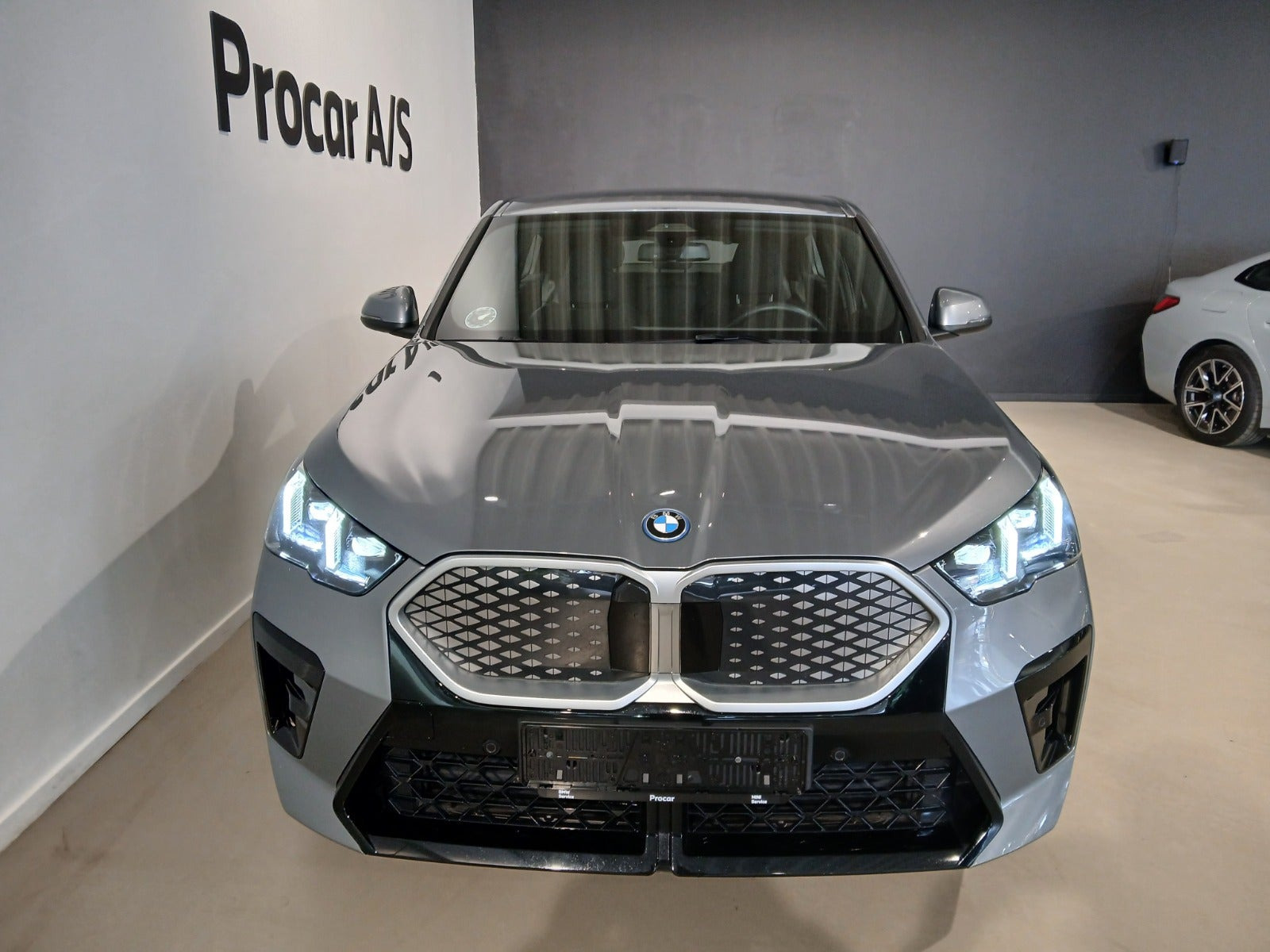 Grå BMW iX2 fra 2025