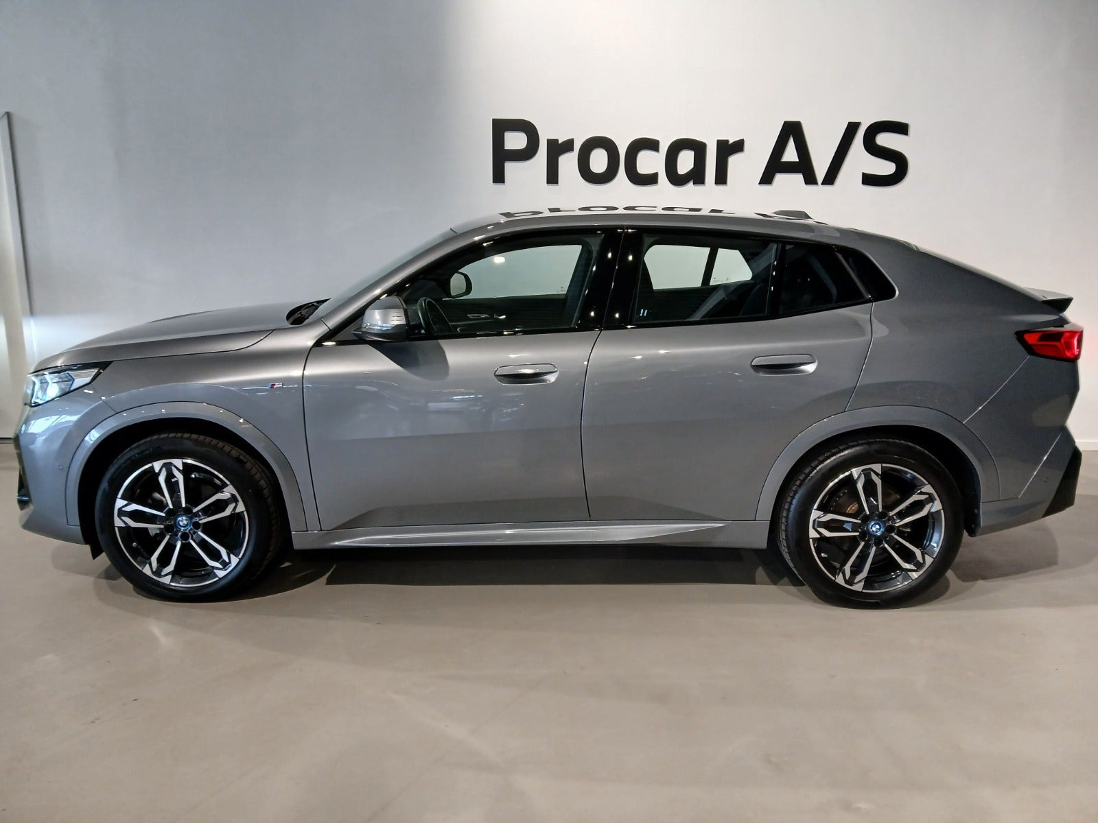 Grå BMW iX2 fra 2025