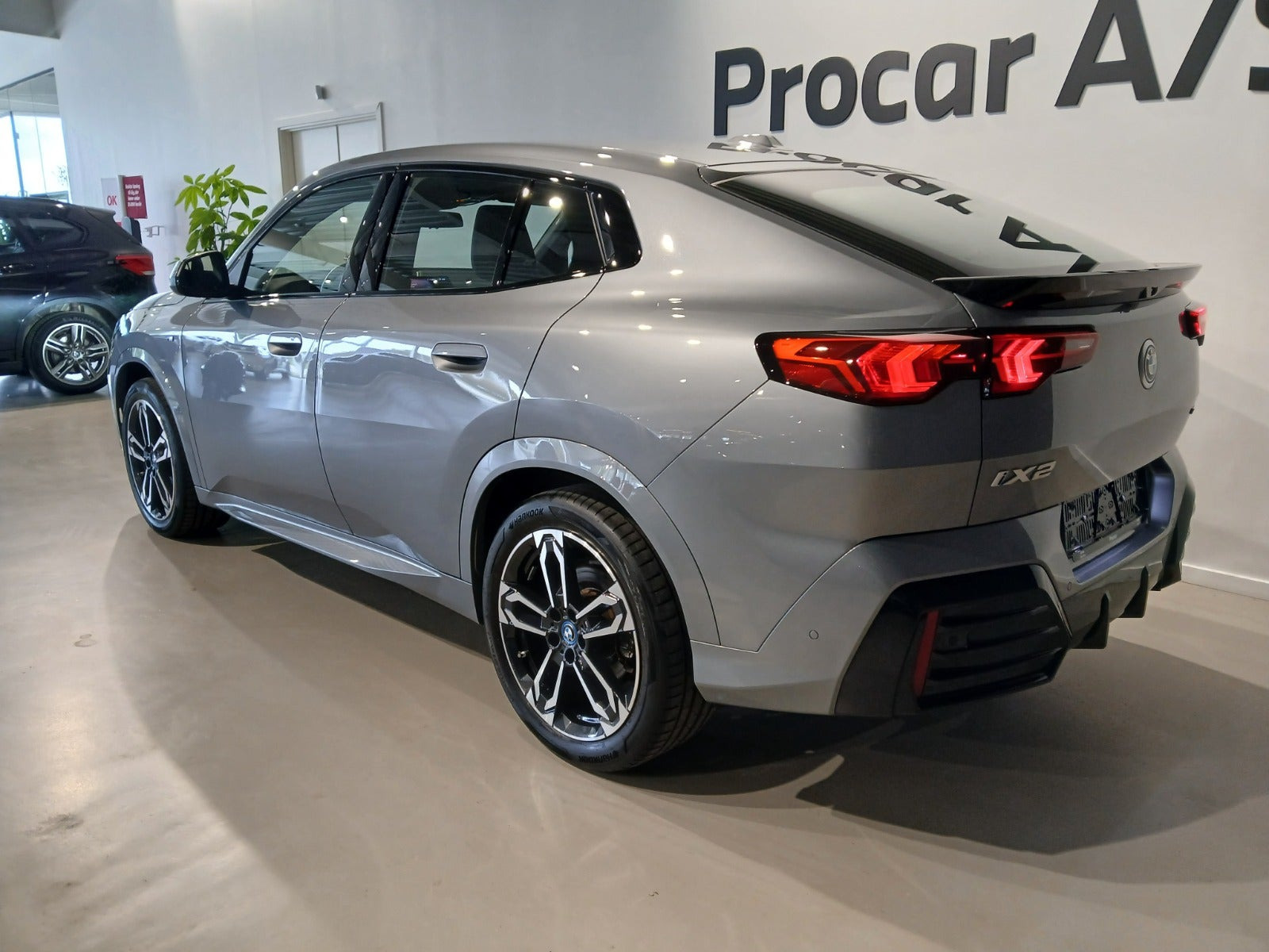 Grå BMW iX2 fra 2025