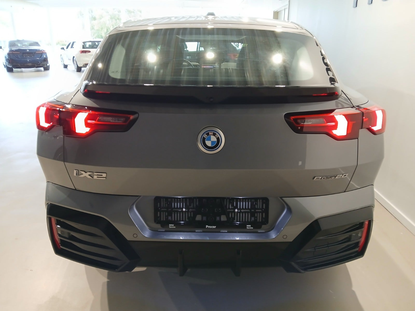 Grå BMW iX2 fra 2025
