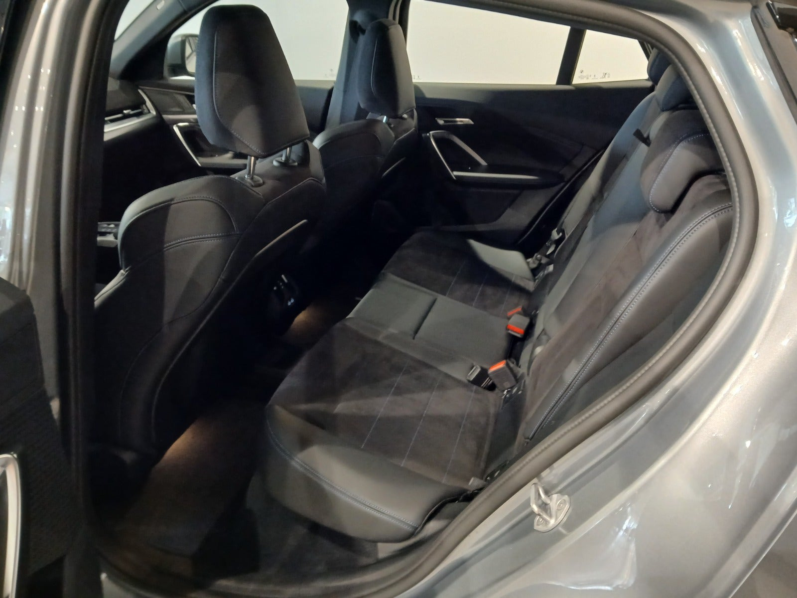 Grå BMW iX2 fra 2025