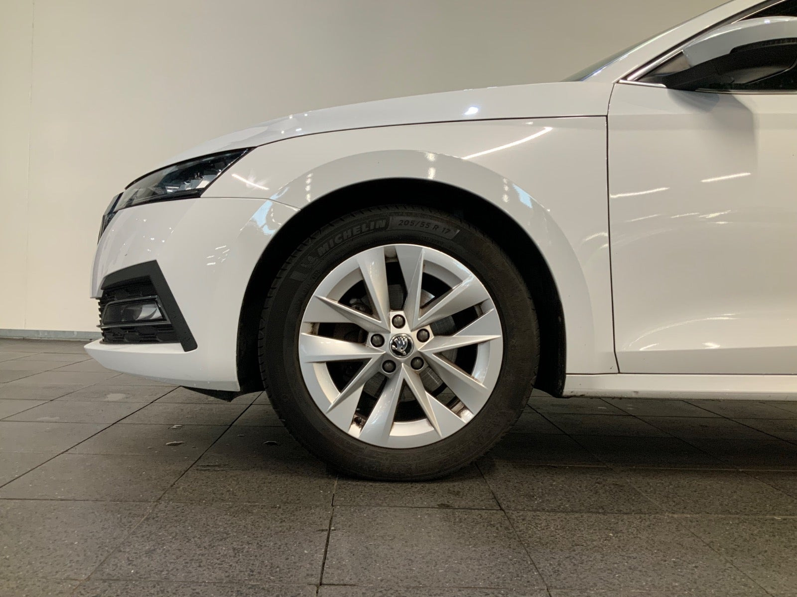 Hvid Skoda Octavia fra 2021