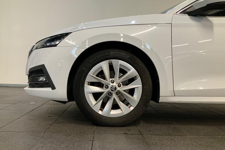 Hvid Skoda Octavia fra 2021