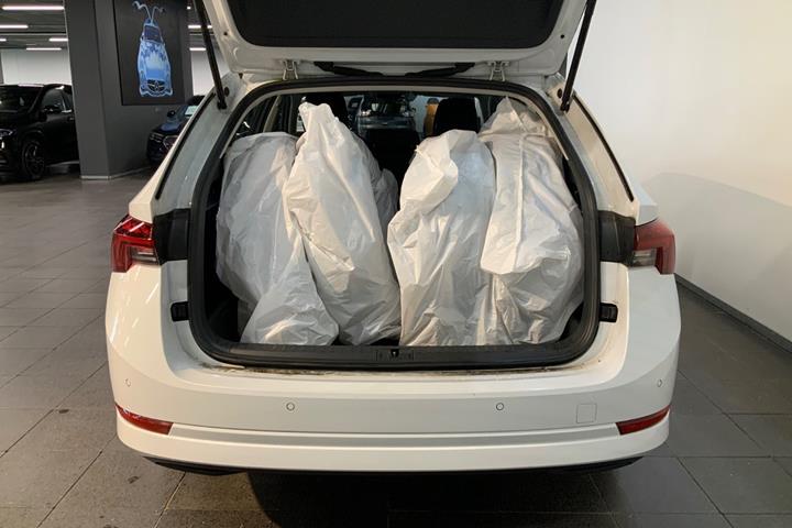 Hvid Skoda Octavia fra 2021