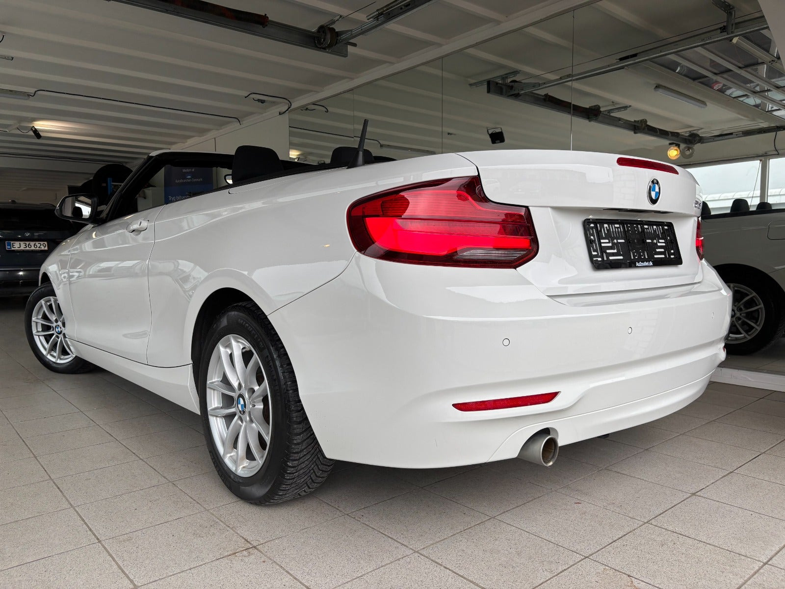 Hvid BMW 218i fra 2019