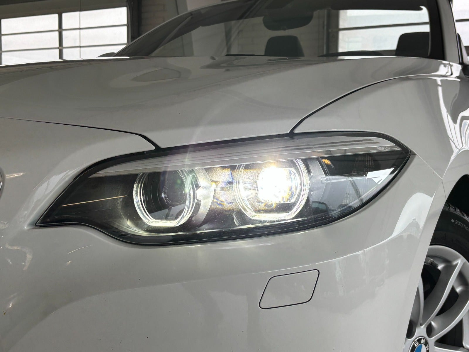 Hvid BMW 218i fra 2019