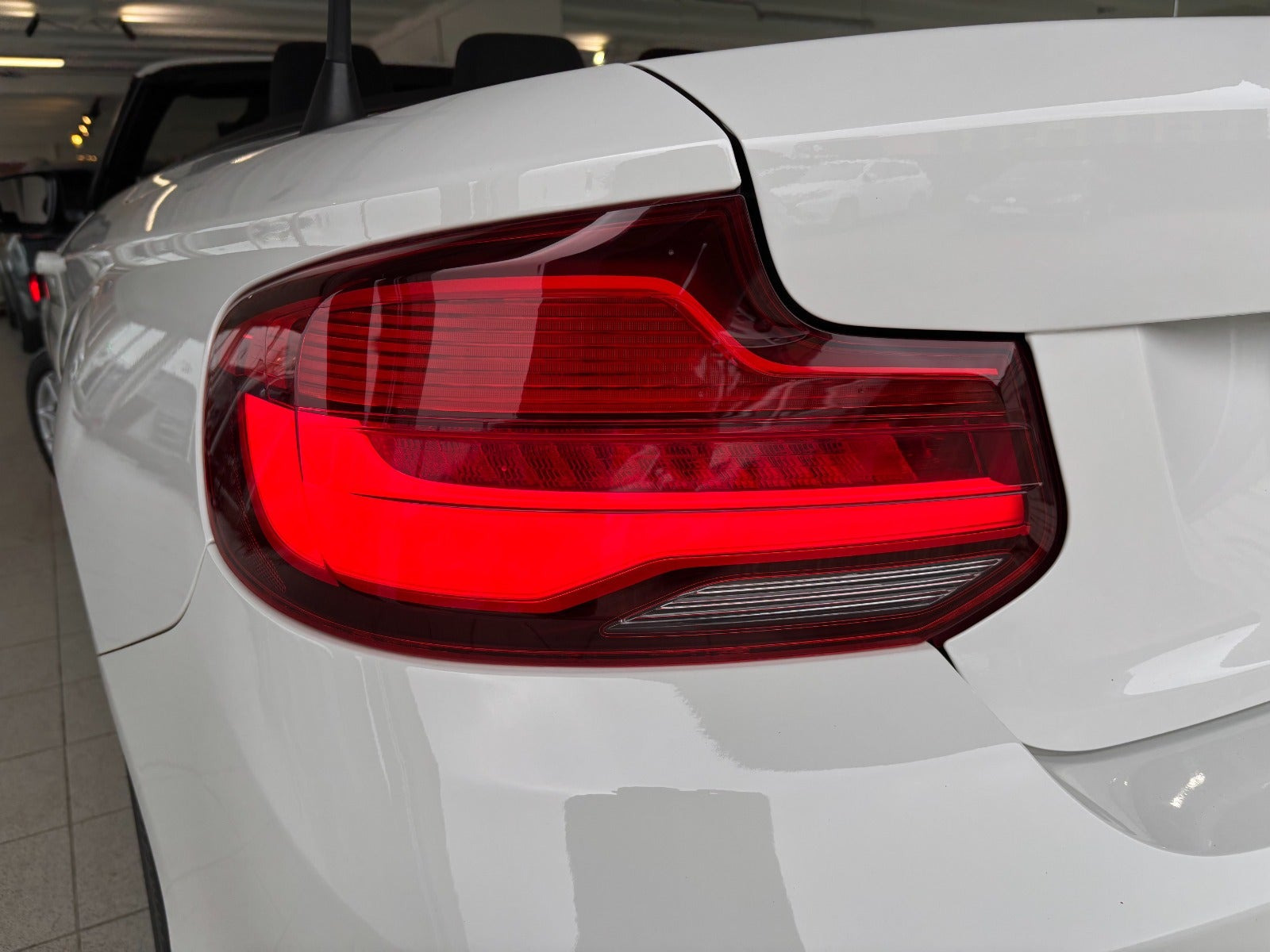 Hvid BMW 218i fra 2019