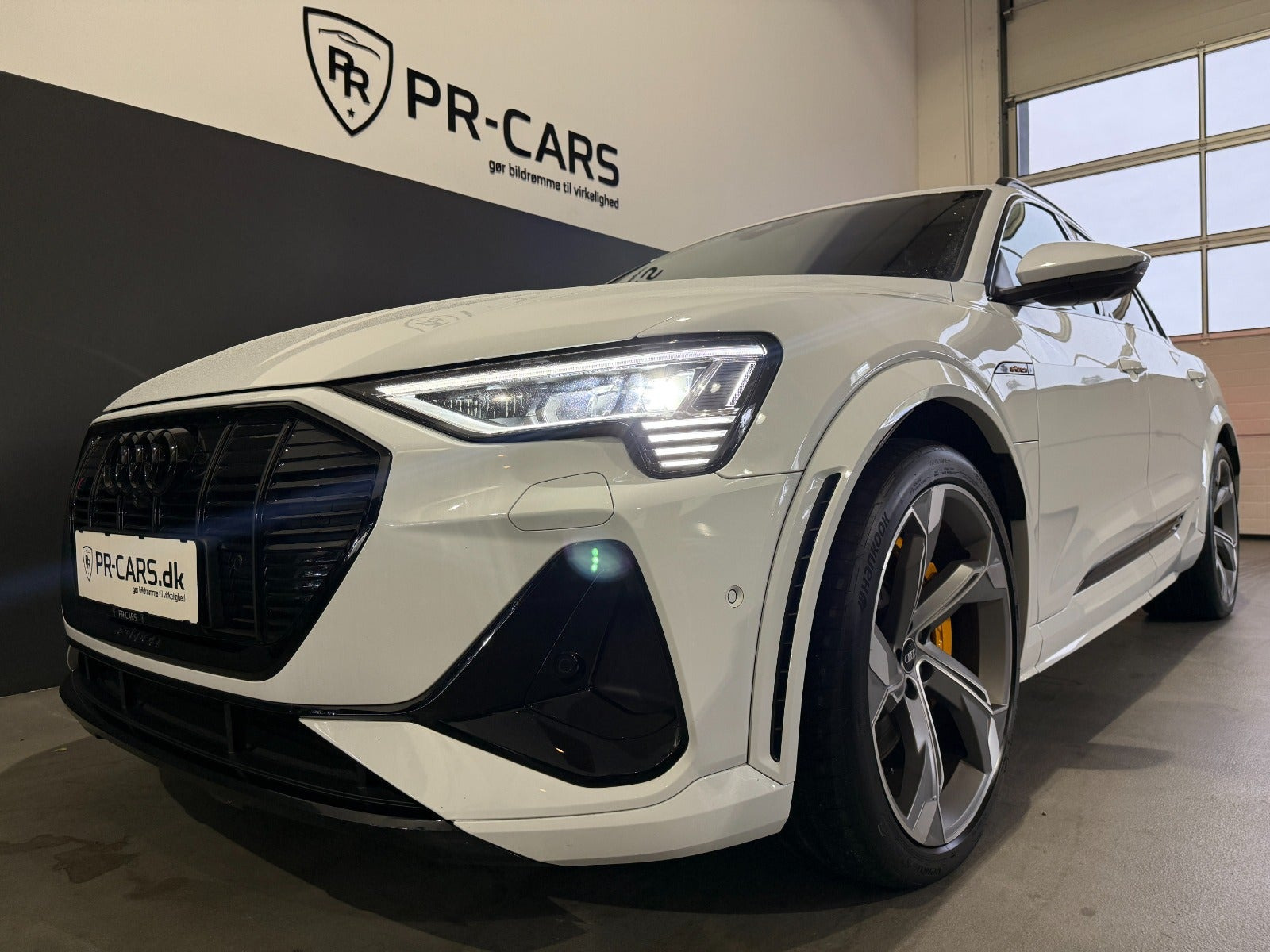 Hvid Audi e-tron S fra 2022