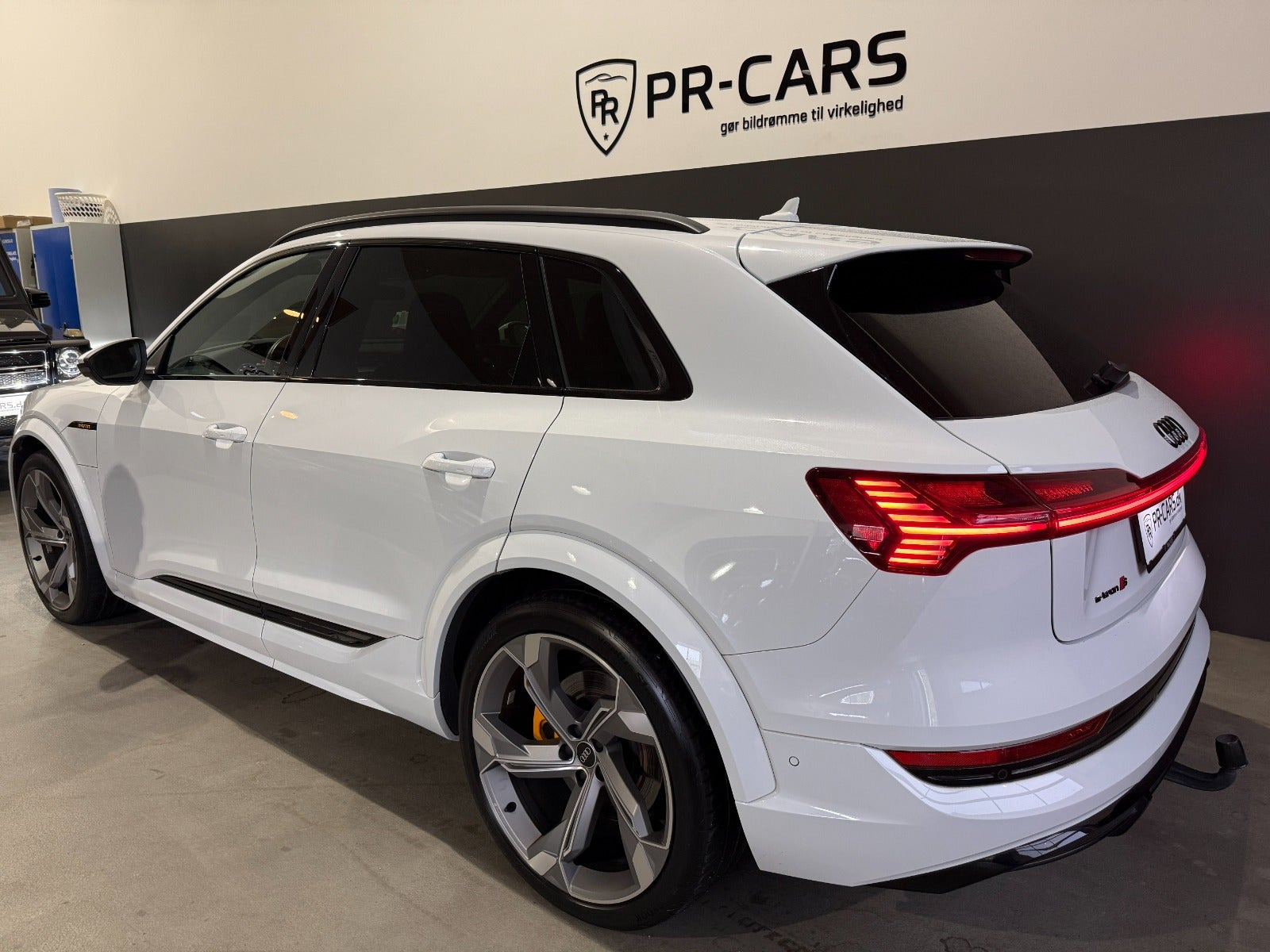 Hvid Audi e-tron S fra 2022