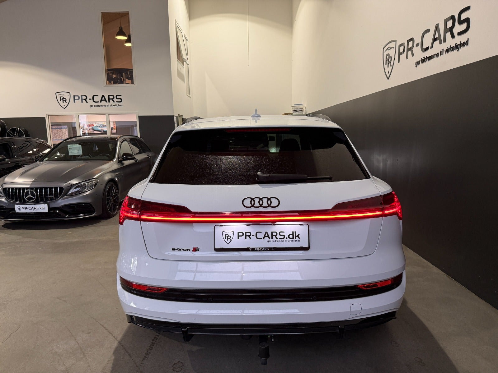 Hvid Audi e-tron S fra 2022