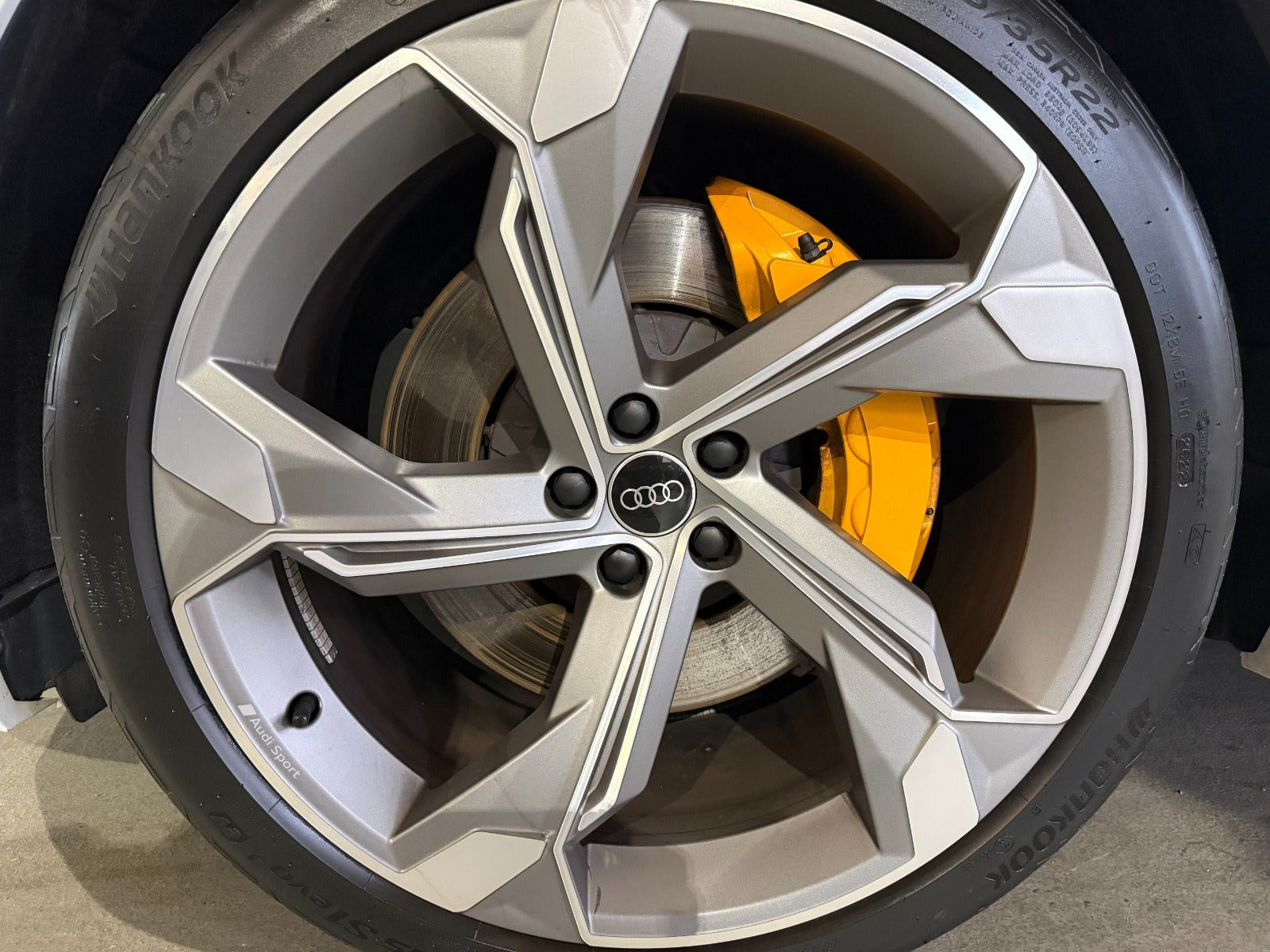 Hvid Audi e-tron S fra 2022