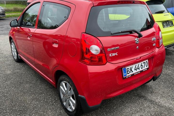 Rød Suzuki Alto fra 2013