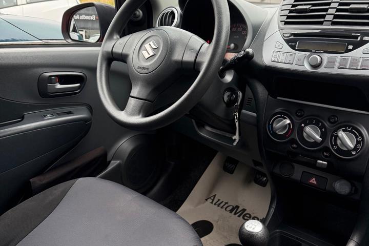Rød Suzuki Alto fra 2013