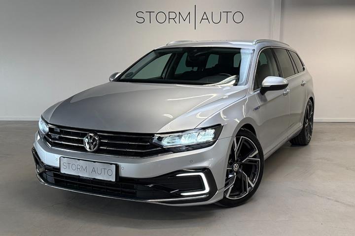 Sølv VW Passat fra 2020