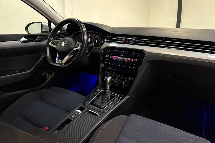 Sølv VW Passat fra 2020