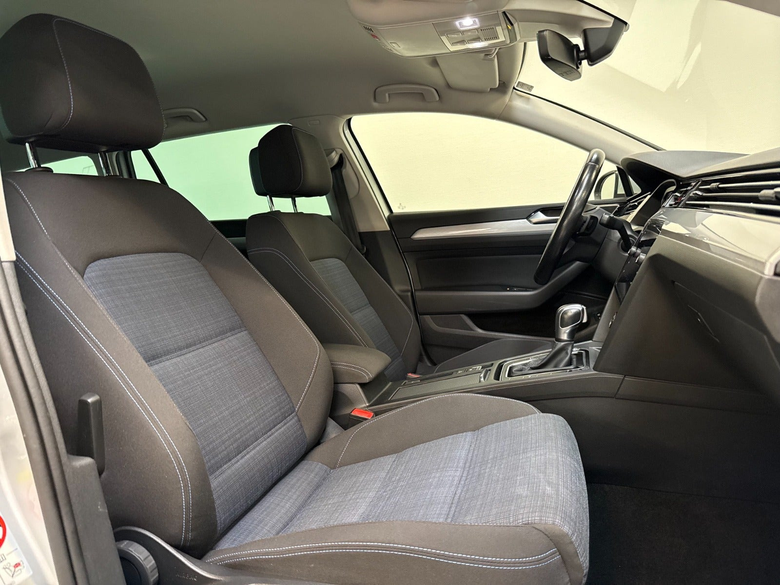 Sølv VW Passat fra 2020