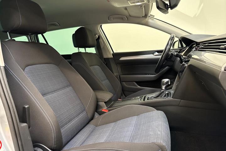 Sølv VW Passat fra 2020