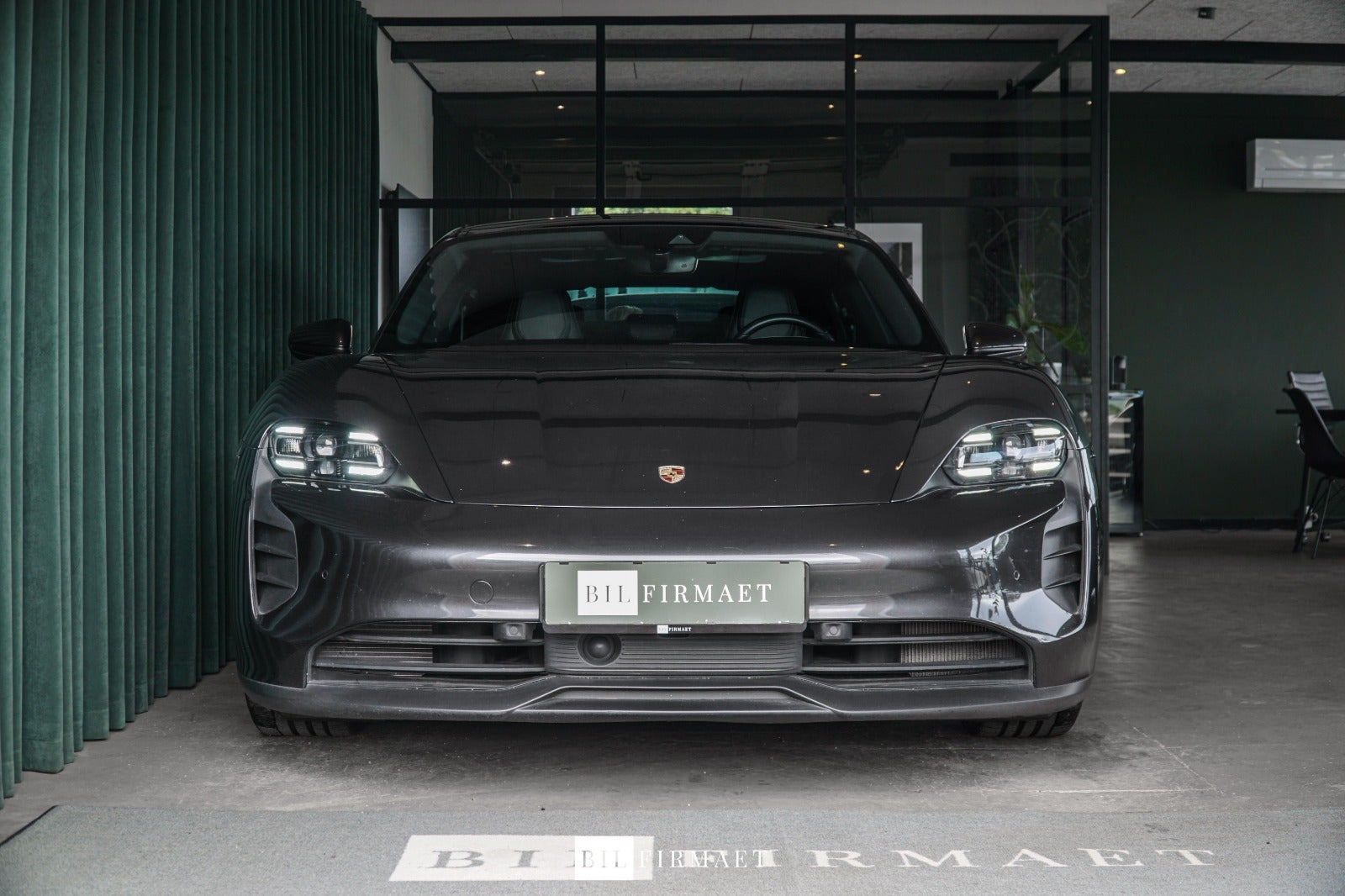 Grå Porsche Taycan 4S fra 2021