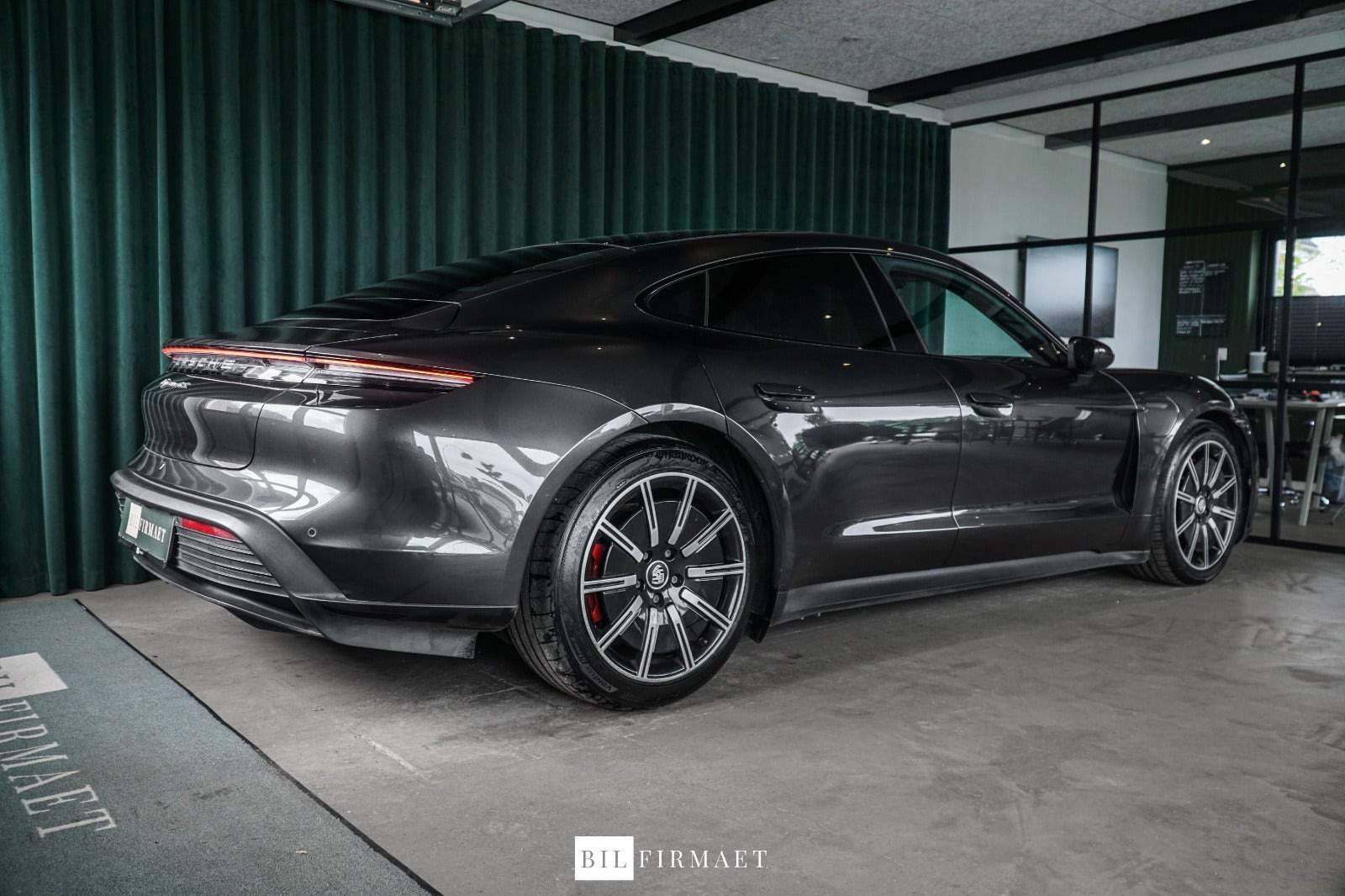 Grå Porsche Taycan 4S fra 2021