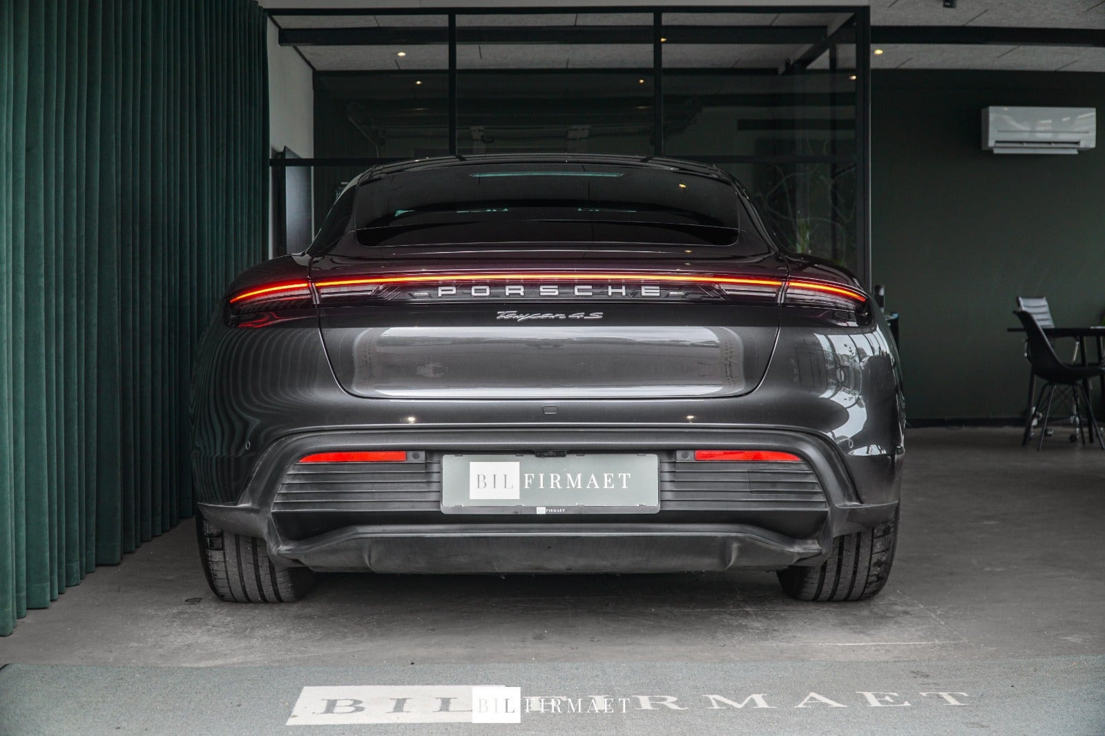 Grå Porsche Taycan 4S fra 2021