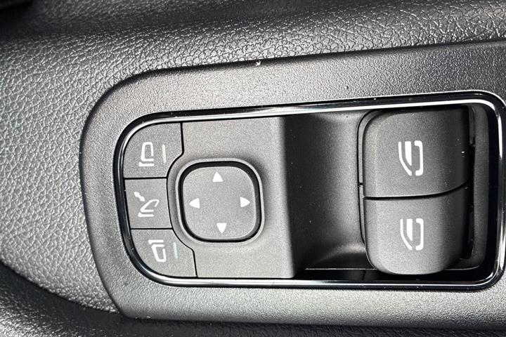 Hvid Mercedes Sprinter 317 fra 2025