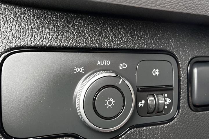 Hvid Mercedes Sprinter 317 fra 2025