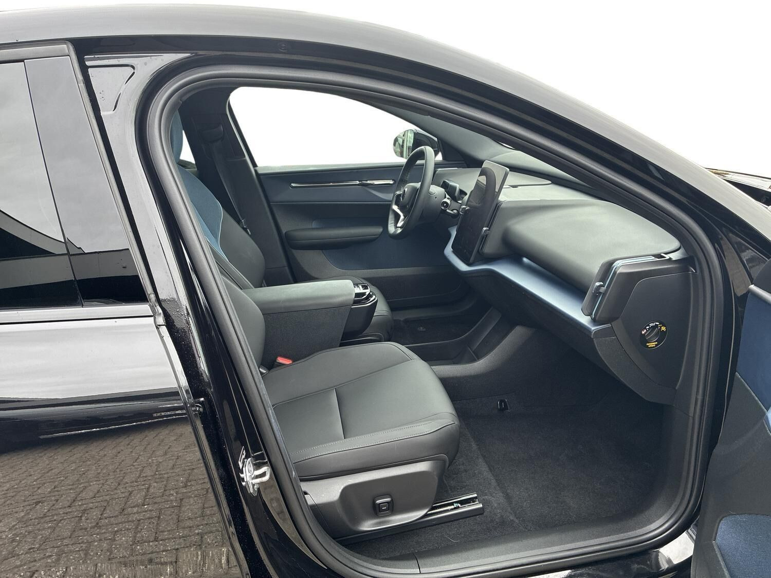 Sort Volvo EX30 fra 2024