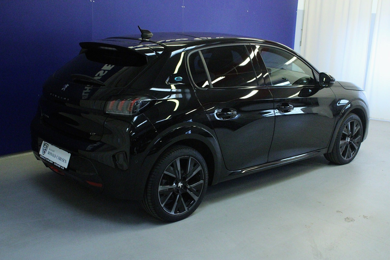 Sort Peugeot e-208 fra 2023