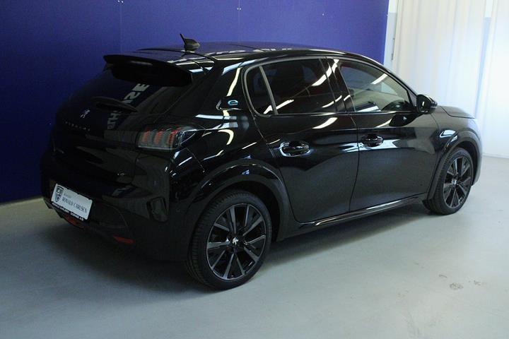 Sort Peugeot e-208 fra 2023