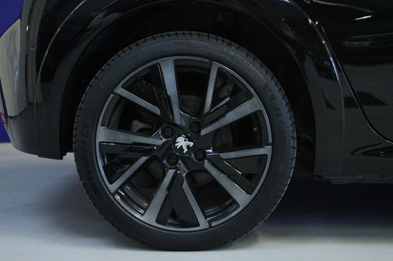 Sort Peugeot e-208 fra 2023