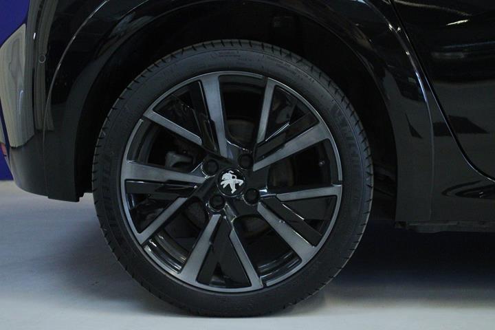 Sort Peugeot e-208 fra 2023