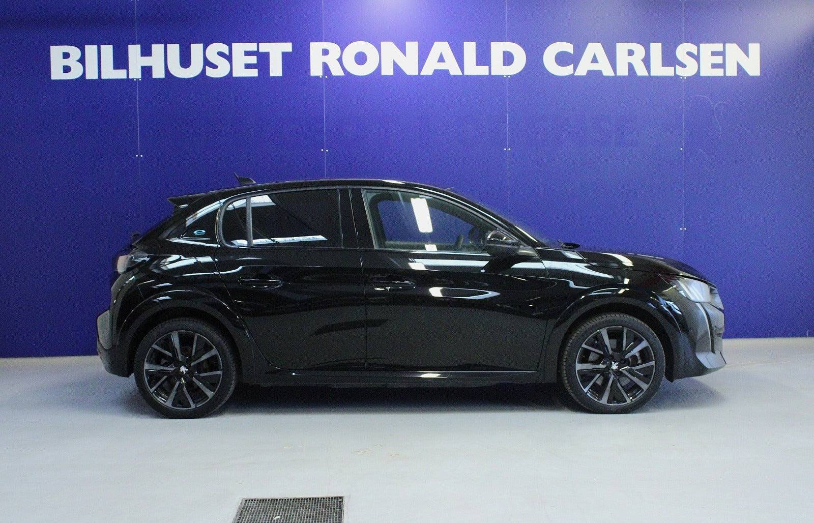Sort Peugeot e-208 fra 2023