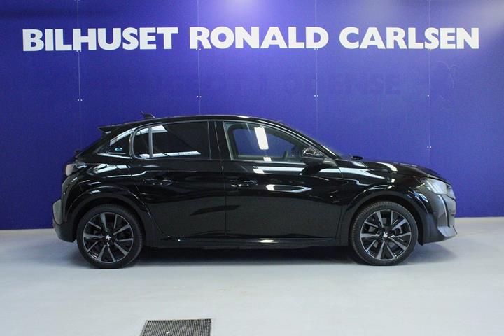 Sort Peugeot e-208 fra 2023