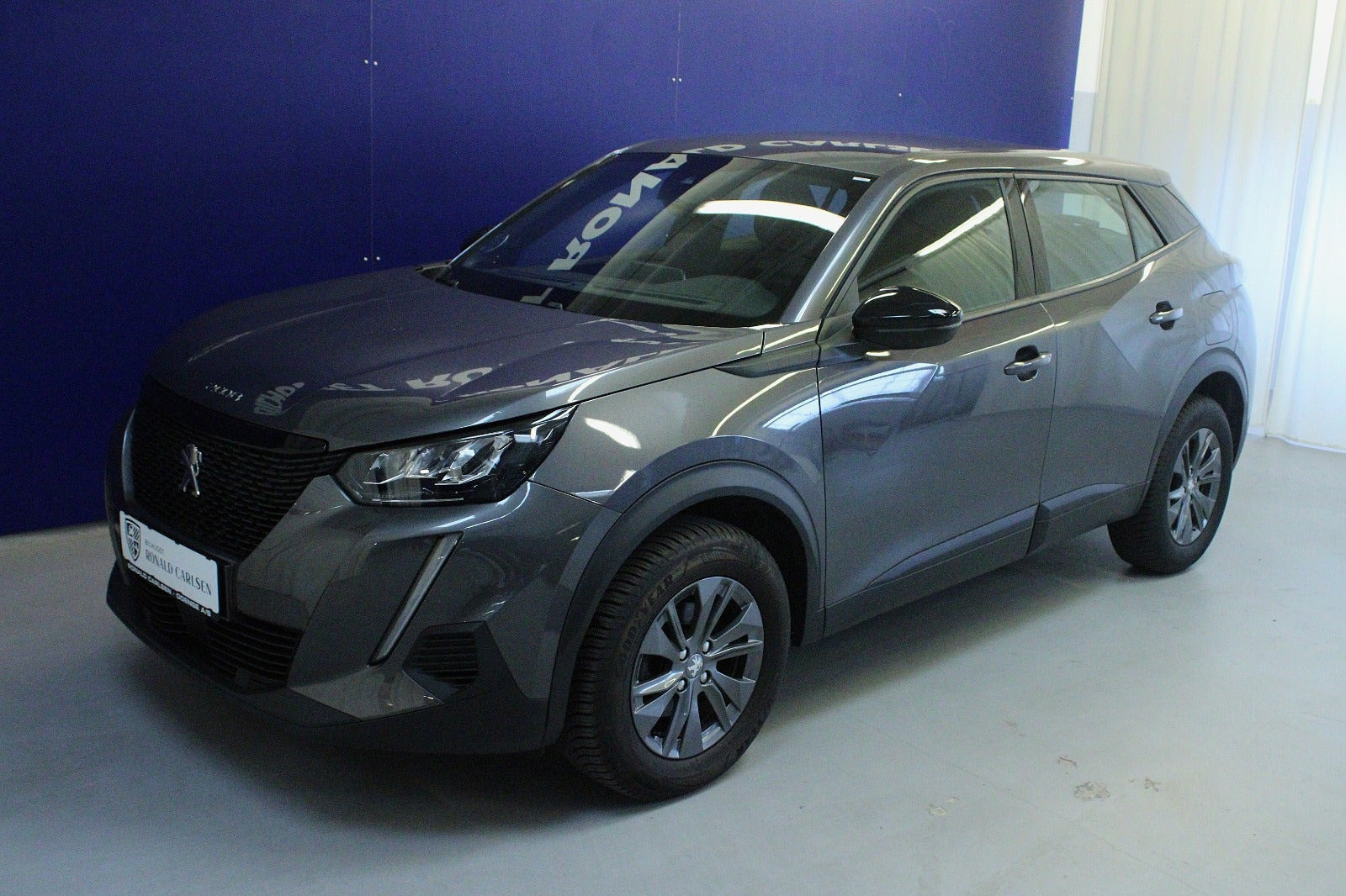 Grå Peugeot 2008 fra 2023