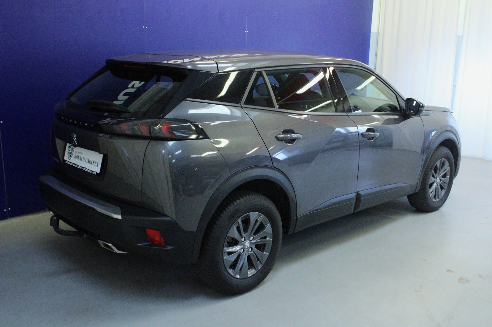 Grå Peugeot 2008 fra 2023