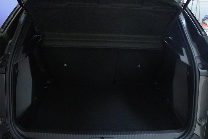 Grå Peugeot 2008 fra 2023