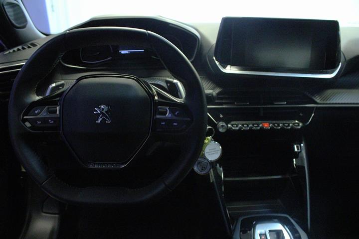 Grå Peugeot 2008 fra 2023