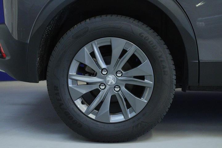Grå Peugeot 2008 fra 2023