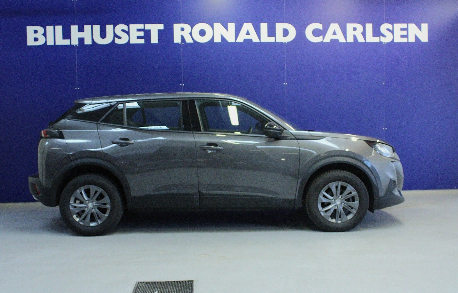 Grå Peugeot 2008 fra 2023