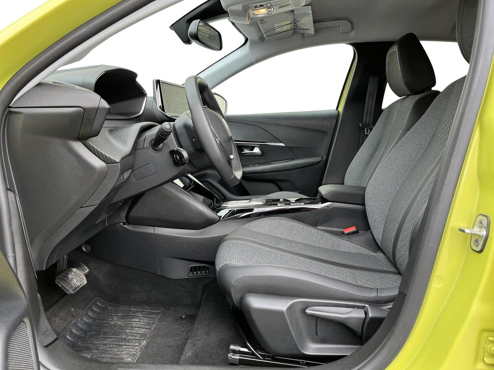 Gul Peugeot e-208 fra 2024