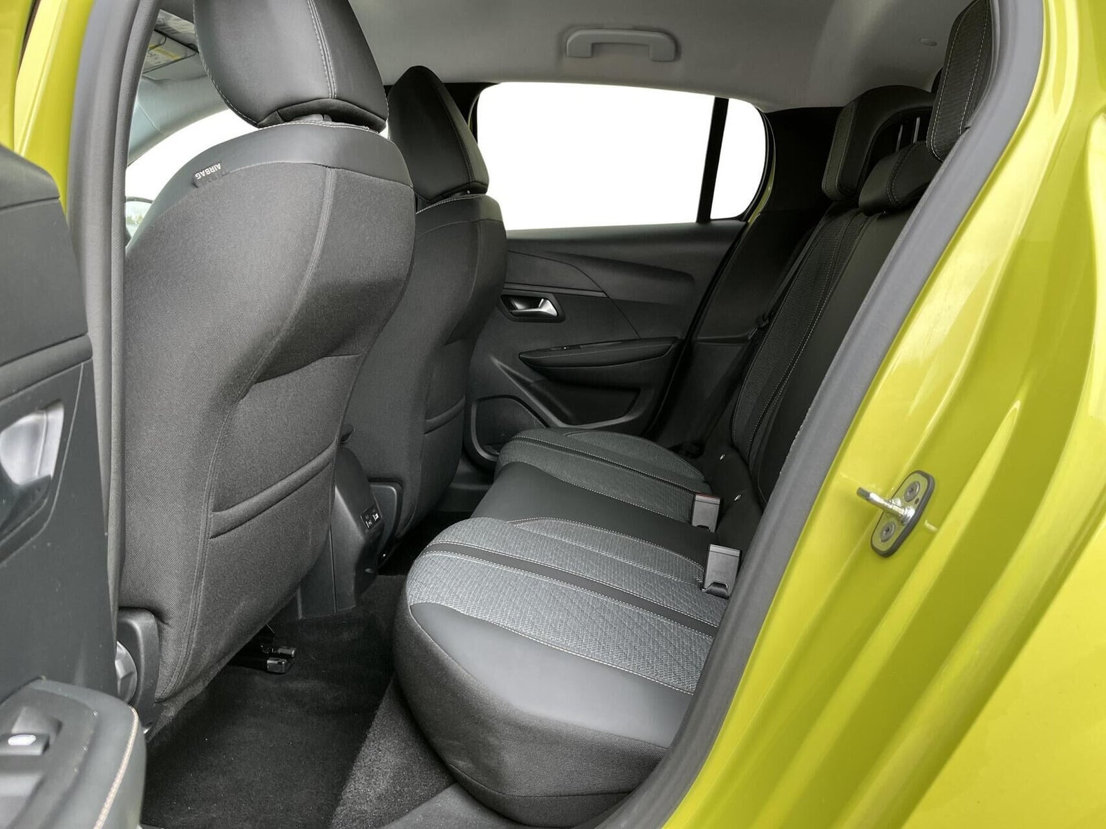 Gul Peugeot e-208 fra 2024