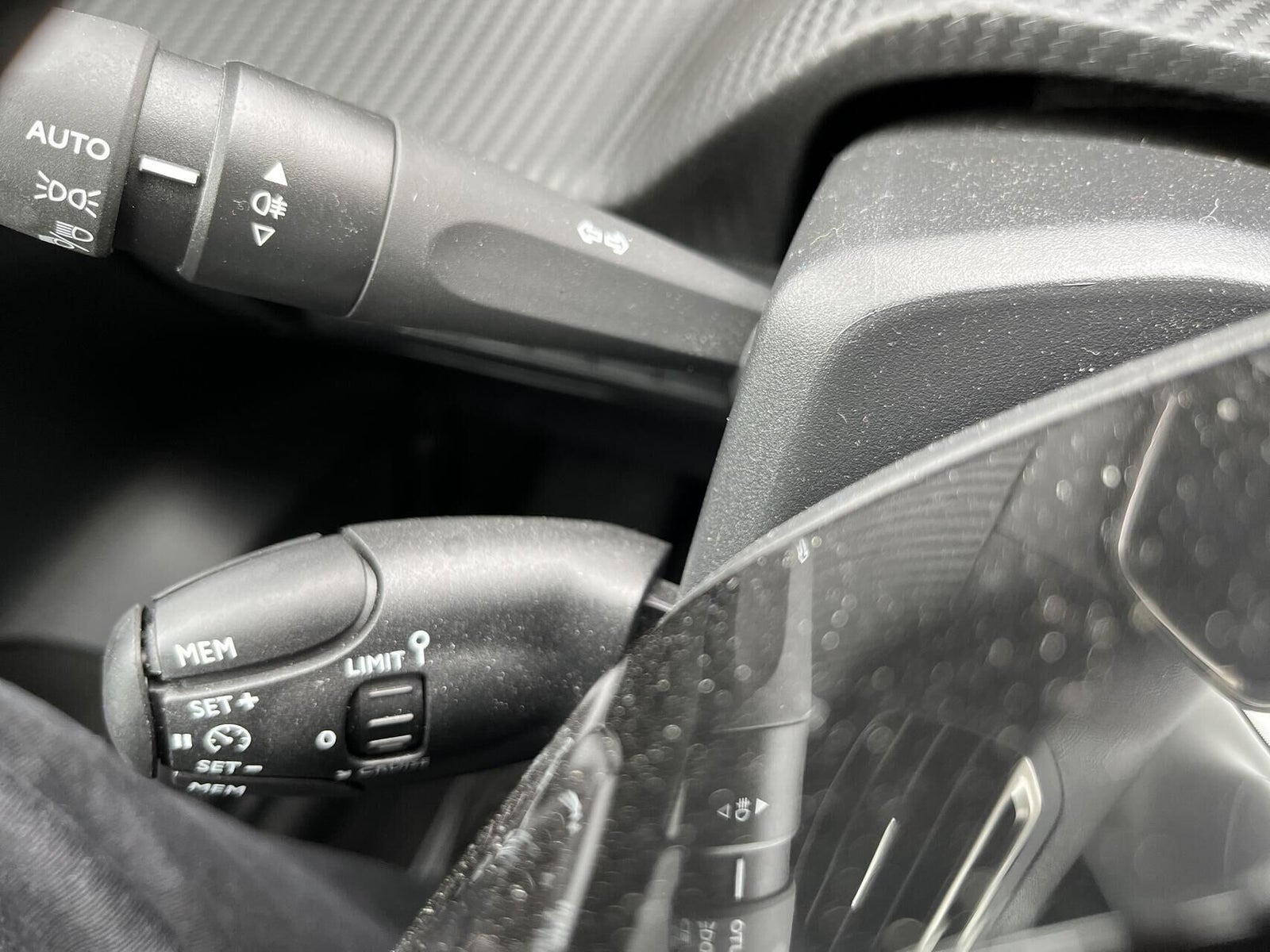 Gul Peugeot e-208 fra 2024